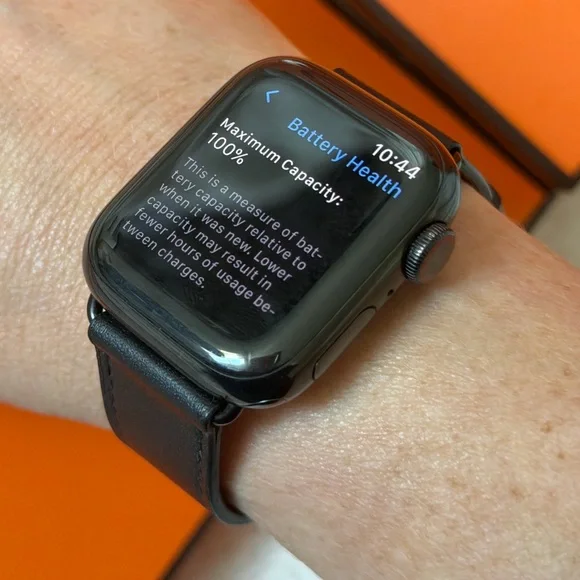 Apple Hermès Smartwatch - Black and Pink - Picture 9 of 10